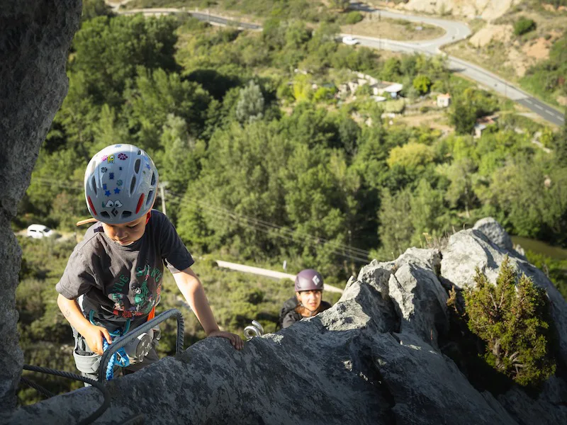 Enfant grimpant sur une paroi équipée lors d’une sortie Via Ferrata famille à Saint-Paul-de-Fenouillet.