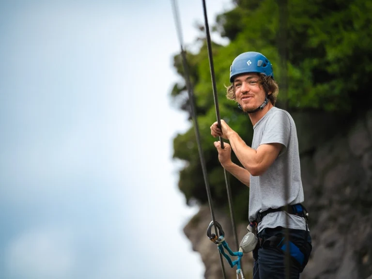 Participant équipé progressant sur un passage aérien de la Via Ferrata La Panoramique à Saint-Paul-de-Fenouillet.