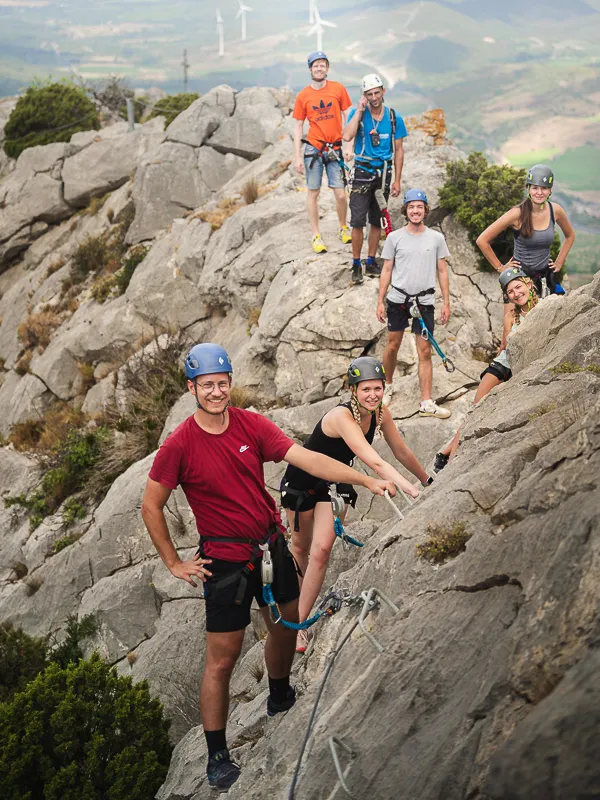 Groupe de participants accompagné d’un moniteur sur la Via Ferrata La Panoramique à Saint-Paul-de-Fenouillet.