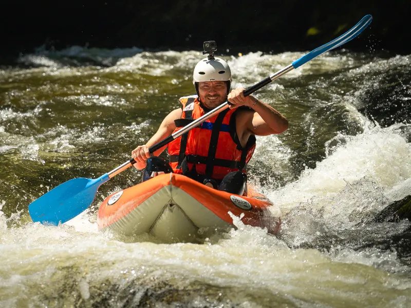 participant franchissant un rapide en canoraft sur la rivière Aude près d’Axat dans les Pyrénées audoises