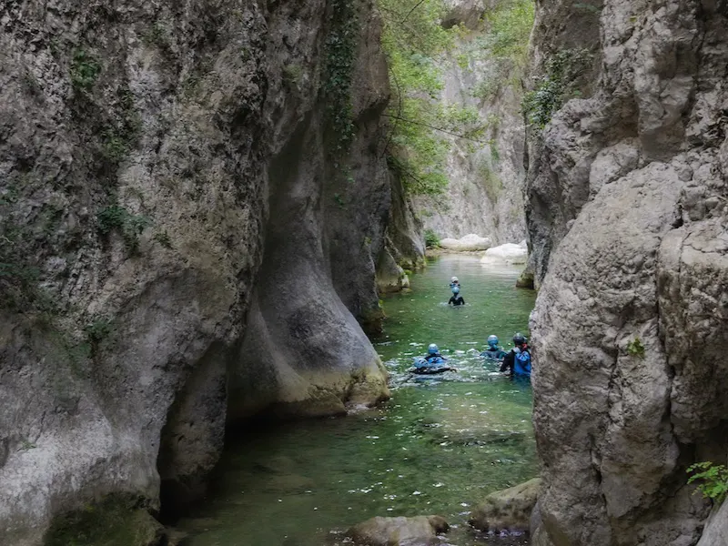 groupe pratiquant le canyoning dans les gorges du Galamus dans les Pyrénées-Orientales