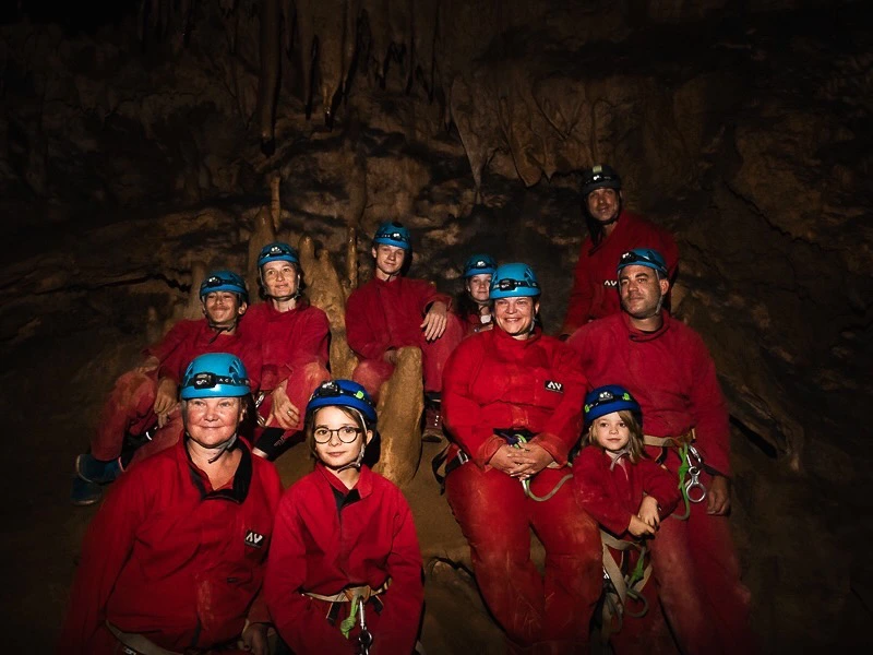Groupe de participants lors d’une sortie spéléologie dans une grotte des Pyrénées-Orientales près de Galamus