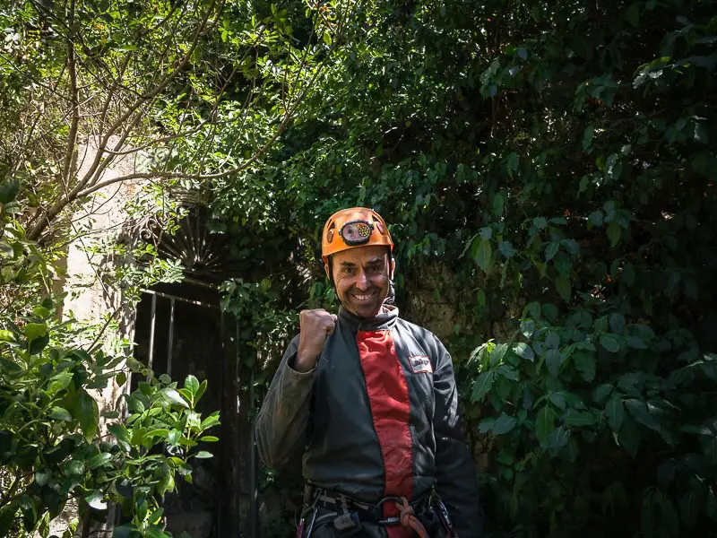 Spéléologue équipé devant l’entrée d’une grotte après une sortie spéléologie près de Saint-Paul-de-Fenouillet