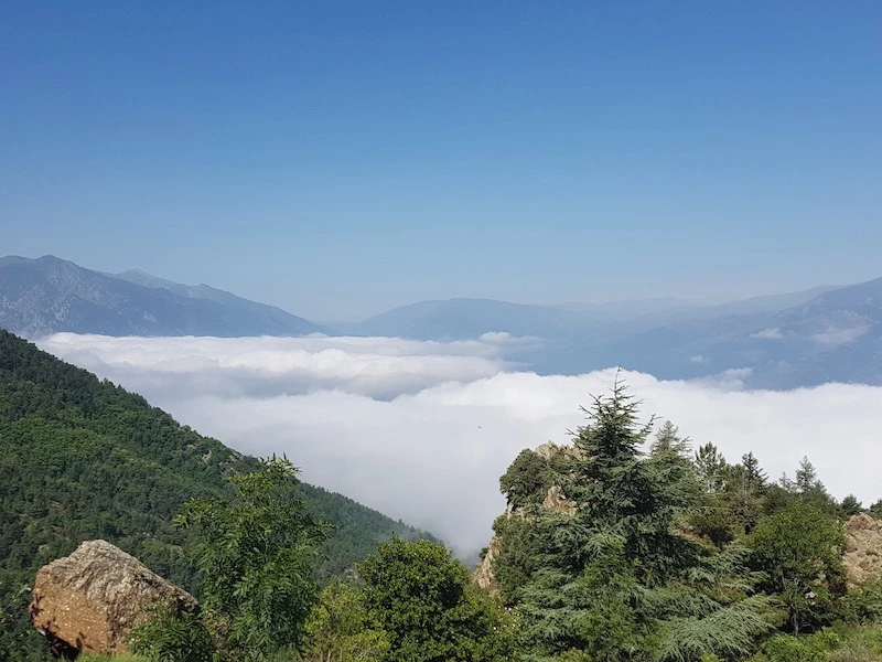 Paysage de montagne dans le massif du Canigou lors de la marche d’approche vers le canyon de Taurinya dans les Pyrénées-Orientales