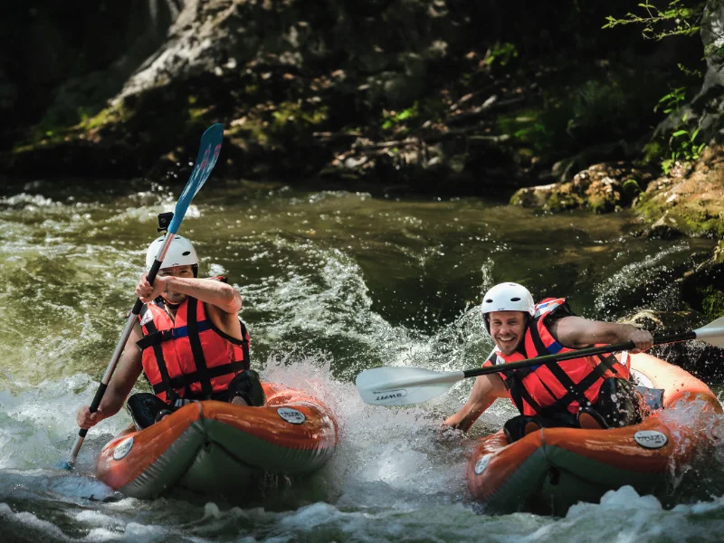 participants pratiquant le canoë-raft sur la rivière Aude dans les Pyrénées