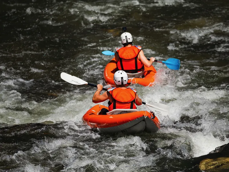 participants descendant un rapide en canoë-raft sur la rivière Aude près de Quillan