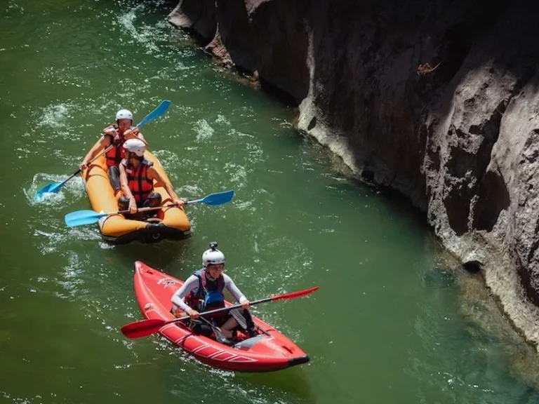 participants en canoë-raft descendant la rivière Aude près de Quillan dans l’Aude