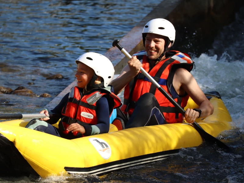 parent et enfant en canoraft sur une section calme de la rivière Aude près d’Axat dans les Pyrénées audoises