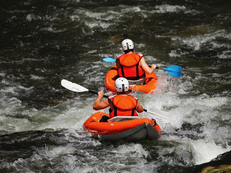 deux participants descendant les rapides en canoraft sur la rivière Aude près d’Axat dans les Pyrénées audoises