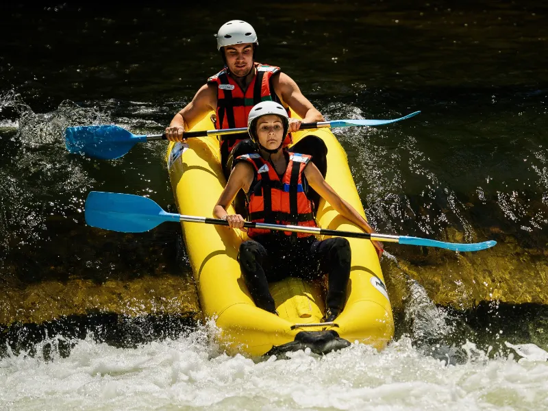 deux participants franchissant un rapide en canoraft sur la rivière Aude près d’Axat dans les Pyrénées audoises