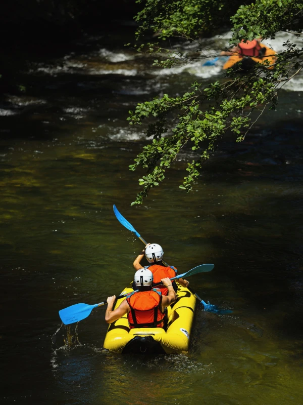 deux personnes pratiquant le canoraft sur la rivière Aude près d’Axat dans les Pyrénées audoises