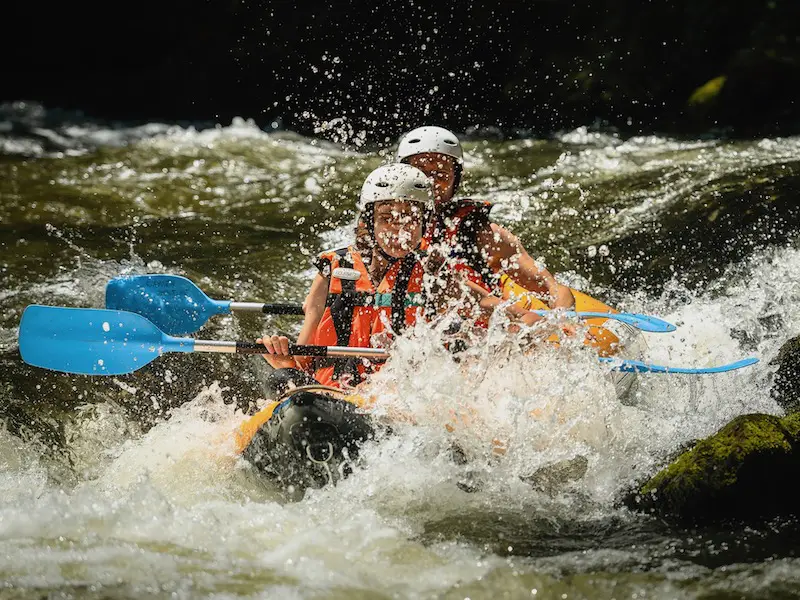 deux personnes franchissant un rapide en canoraft sur la rivière Aude près d’Axat dans les Pyrénées audoises