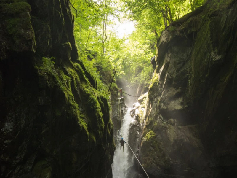 Cascade encaissée dans les gorges du canyon de Marc en Ariège avec descente en rappel dans la vallée de Vicdessos