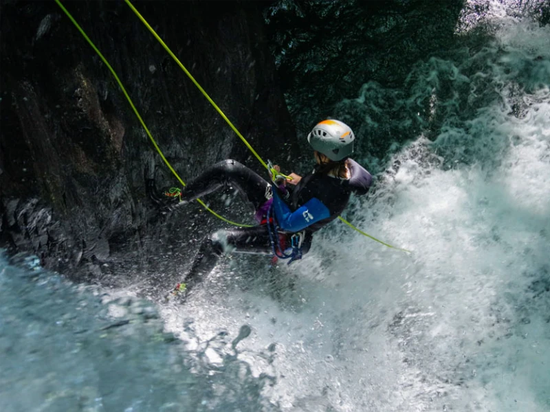 canyoning Marc Ariège descente en rappel dans cascade eau vive Pyrénées