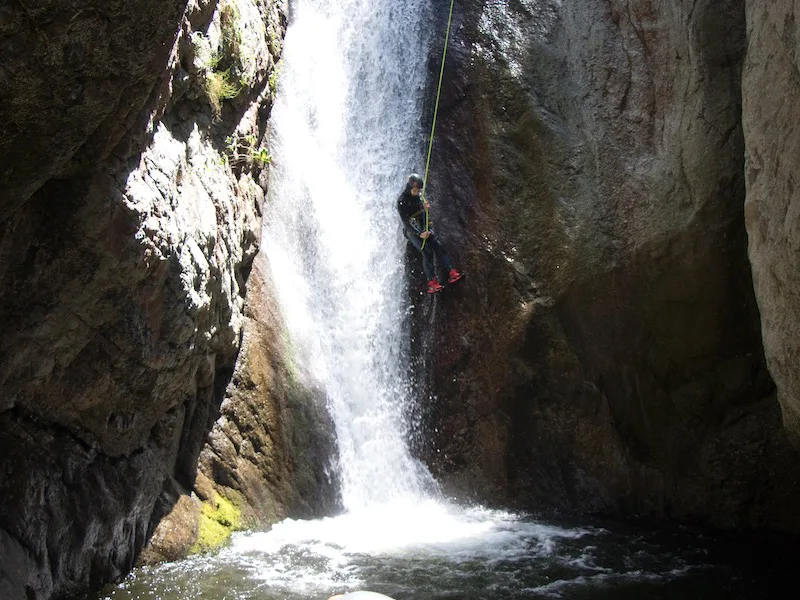 Canyonner descendant en rappel une cascade dans le canyon de Taurinya dans le massif du Canigou dans les Pyrénées-Orientales
