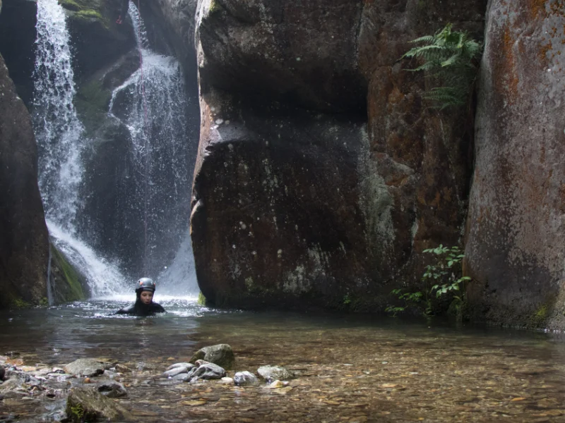 participant nageant dans une vasque au pied d’une cascade dans le canyon de Taurinya dans le massif du Canigou dans les Pyrénées-Orientales