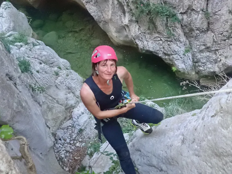 pratiquante réalisant un rappel en canyoning dans les gorges de Galamus dans les Pyrénées-Orientales