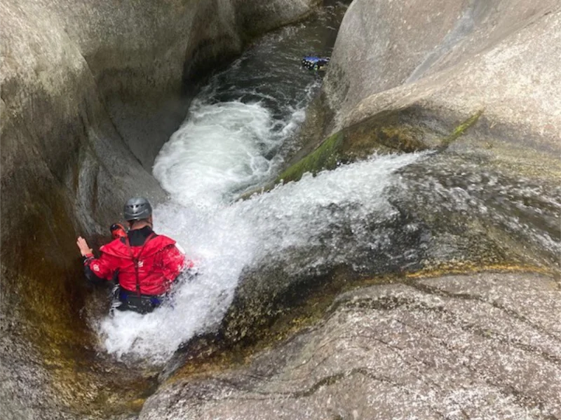 Descente d’un toboggan naturel en canyoning dans le canyon du Cady dans le massif du Canigou dans les Pyrénées-Orientales