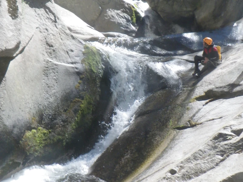 Participant réalisant un toboggan naturel dans le canyon du Cady dans le massif du Canigou près de Vernet-les-Bains dans les Pyrénées-Orientales