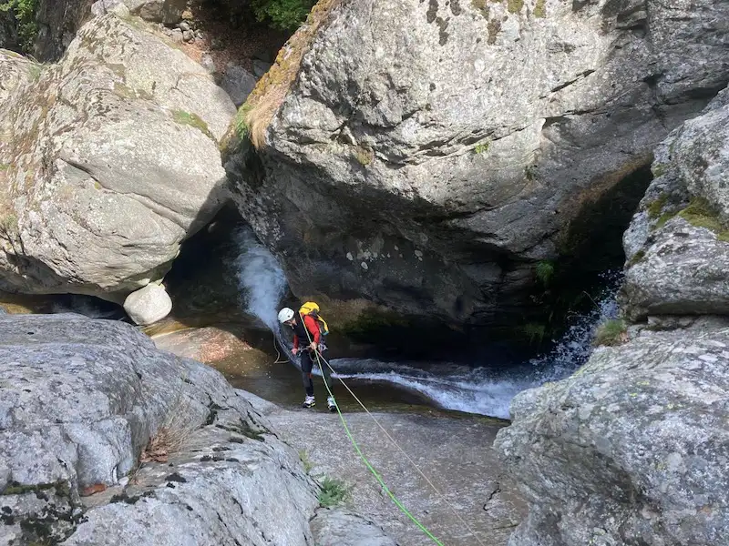 participant en descente en rappel dans le canyon du Cady près de Prades au pied du Canigou
