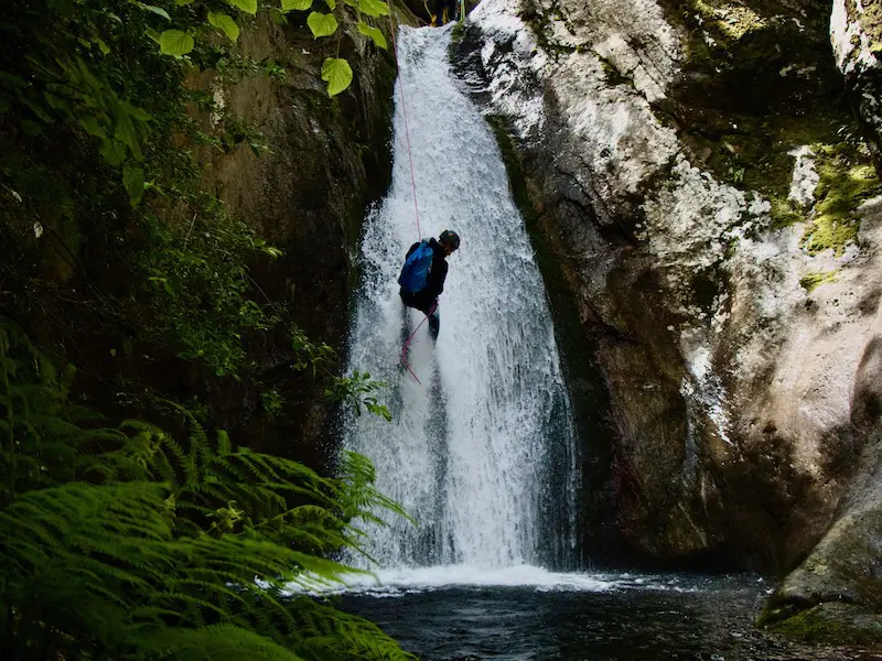 Canyoniste descendant une cascade en rappel dans le canyon de Taurinya dans le massif du Canigou dans les Pyrénées-Orientales