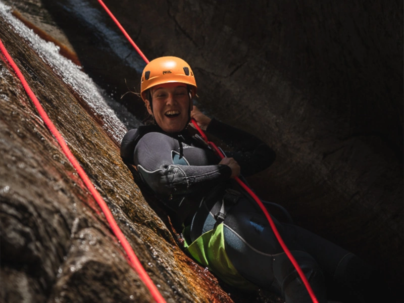 Participant descendant en rappel une cascade dans le canyon des Anelles à Céret dans les Pyrénées-Orientales lors d’une sortie canyoning