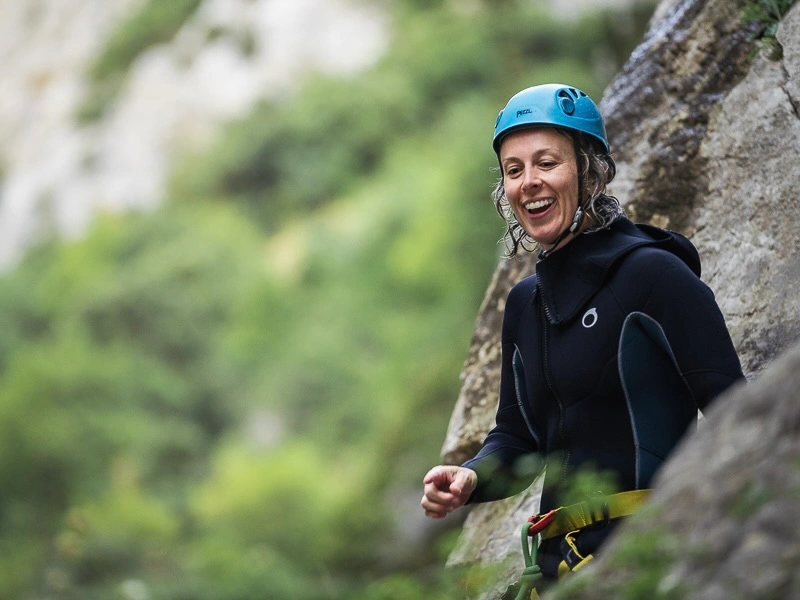 Participante d'une sortie canyoning dans les gorges de Galamus près de Saint-Paul-de-Fenouillet dans les Pyrénées-Orientales