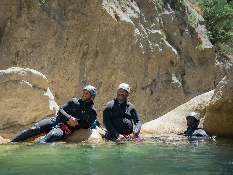 Participants se reposant dans une vasque lors d’une sortie canyoning dans les gorges de Galamus près de Saint-Paul-de-Fenouillet