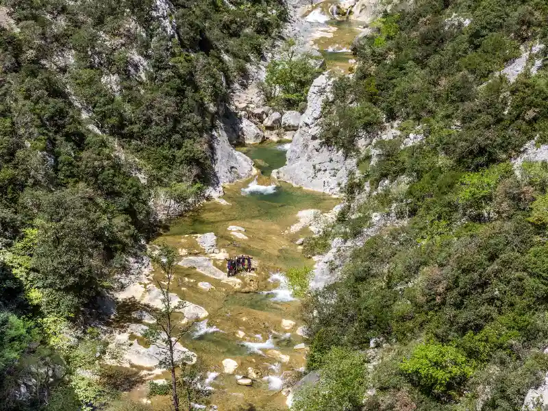 Vue des gorges de Galamus avec la rivière Agly dans le massif des Corbières entre l’Aude et les Pyrénées-Orientales