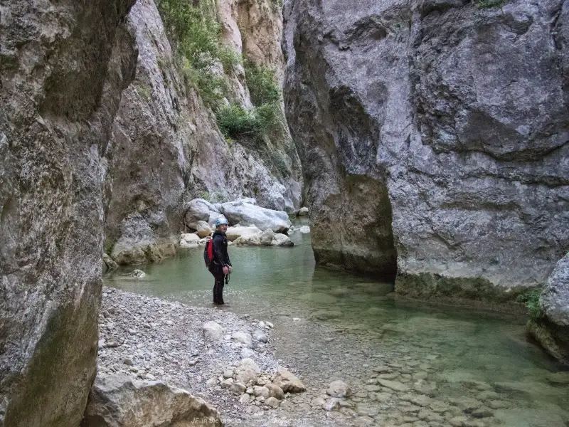 Participant dans une vasque calme du canyon lors d’une sortie canyoning dans les gorges de Galamus