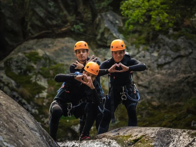 groupe d’amis pratiquant le canyoning dans le canyon du Llech dans les Pyrénées-Orientales