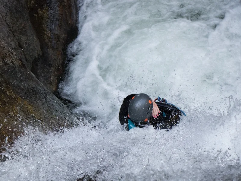 participant descendant une cascade dans le canyon du Llech dans les Pyrénées-Orientales
