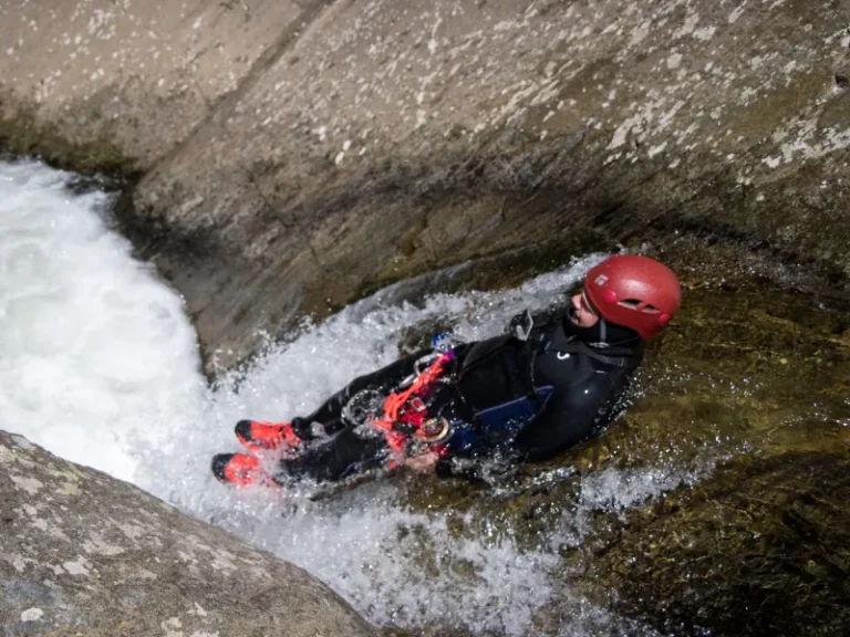 Canyoning dans le canyon du Llech avec passage en toboggan naturel dans les Pyrénées-Orientales près de Prades sur le massif du Canigou