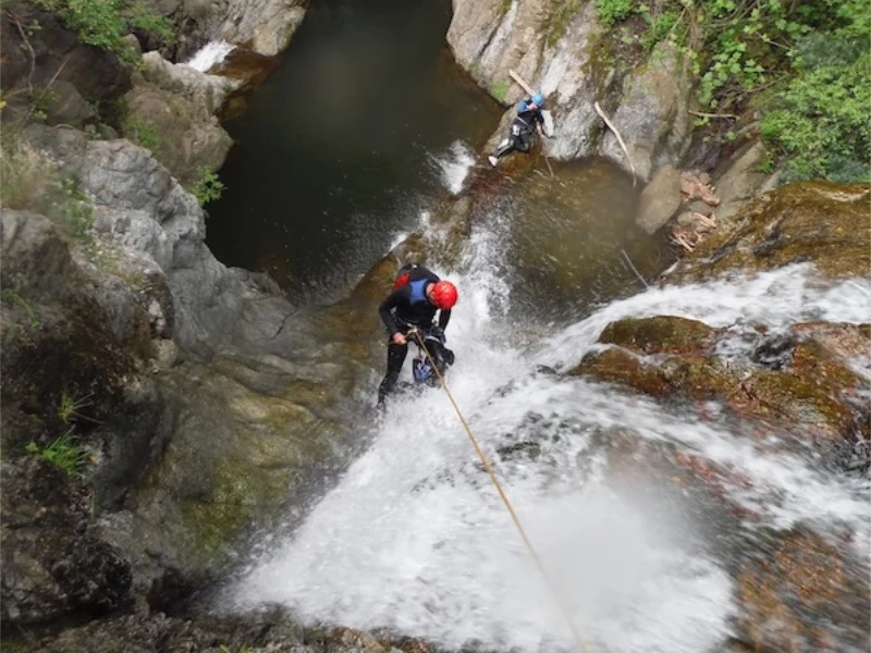 participant descendant une cascade en rappel dans le canyon du baousous dans les Pyrénées-Orientales