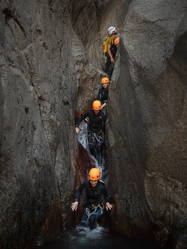Groupe progressant dans un passage étroit du canyon des Anelles à Céret dans les Pyrénées-Orientales lors d’une sortie canyoning