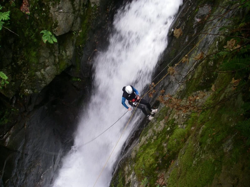 participant descendant une grande cascade en rappel dans le canyon de Taurinya près du Canigou