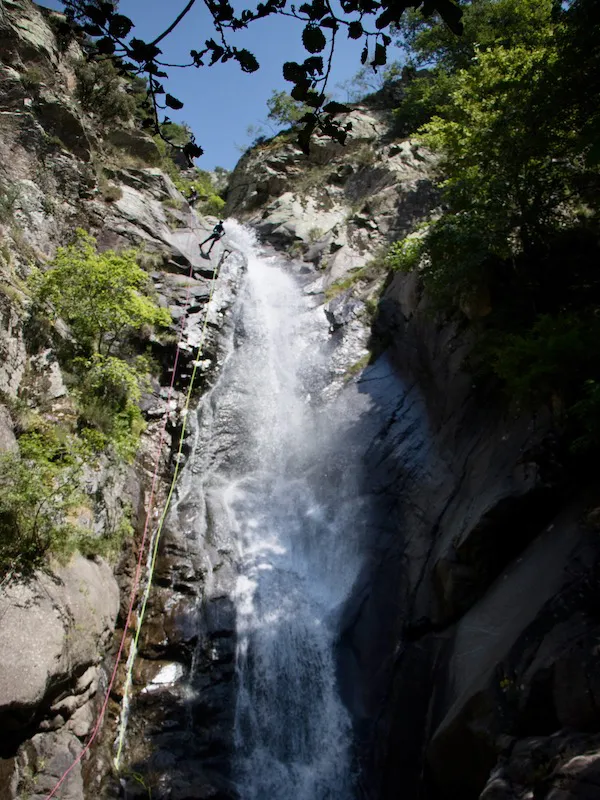 Canyoniste descendant une grande cascade en rappel dans le canyon de Taurinya dans le massif du Canigou dans les Pyrénées-Orientales