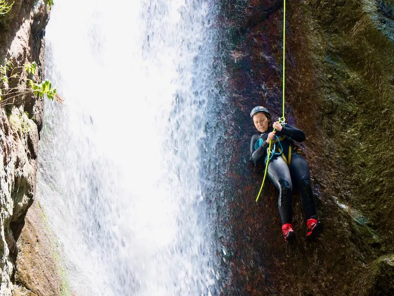 Canyoniste descendant en rappel dans une cascade du canyon de Taurinya appelé aussi canyon de la Lliteria dans le massif du Canigou