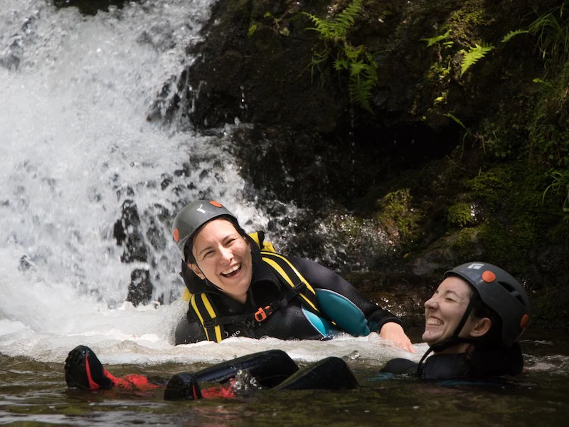 Participantes dans une vasque au pied d’une cascade lors d’une sortie de canyoning dans le canyon de Taurinya dans le massif du Canigou
