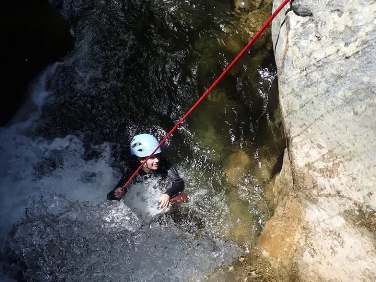 participante descendant un passage aquatique en canyoning au Terminet à Termes dans l’Aude