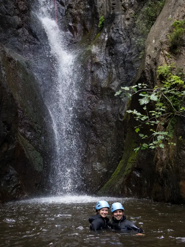Participants profitant d’une vasque au pied d’une cascade dans le canyon du Baousous à Céret dans les Pyrénées-Orientales