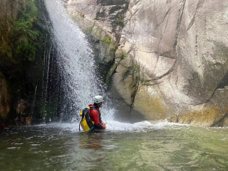 Canyoning au pied d’une cascade dans le canyon du Cady dans le massif du Canigou près de Vernet-les-Bains dans les Pyrénées-Orientales