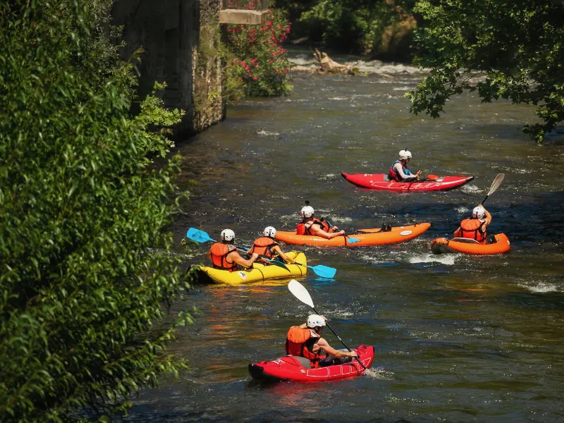 groupe pratiquant le canoraft et le kayak sur la rivière Aude près de Quillan dans les Pyrénées audoises