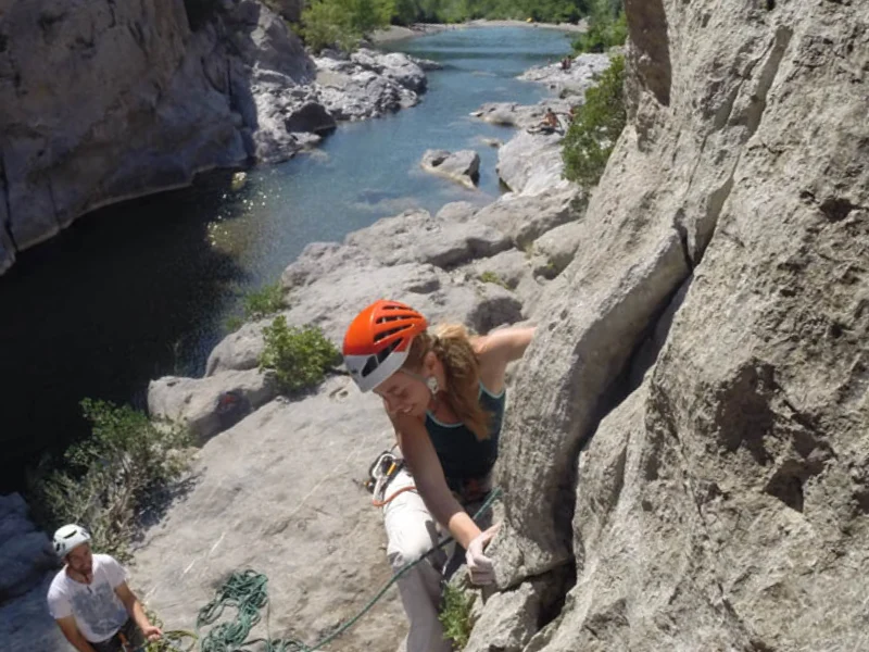 pratiquante en escalade sur une falaise dans les Pyrénées-Orientales près de Tautavel