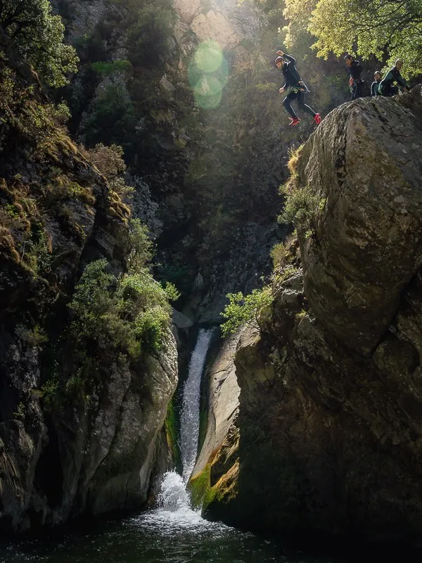 Participant réalisant un grand saut dans une vasque du canyon du Llech lors d’une sortie de canyoning dans les Pyrénées-Orientales