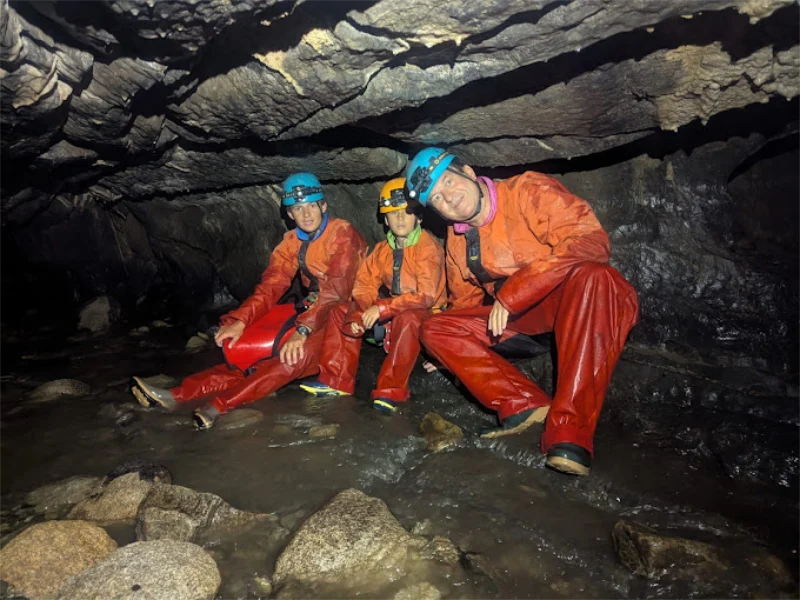 grotte vicdessos jeunes dans riviere