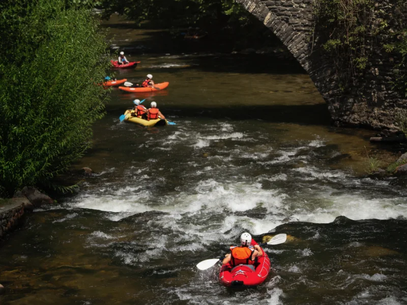 deux personnes pratiquant le canoraft sur la rivière Aude près d’Axat dans les Pyrénées audoises