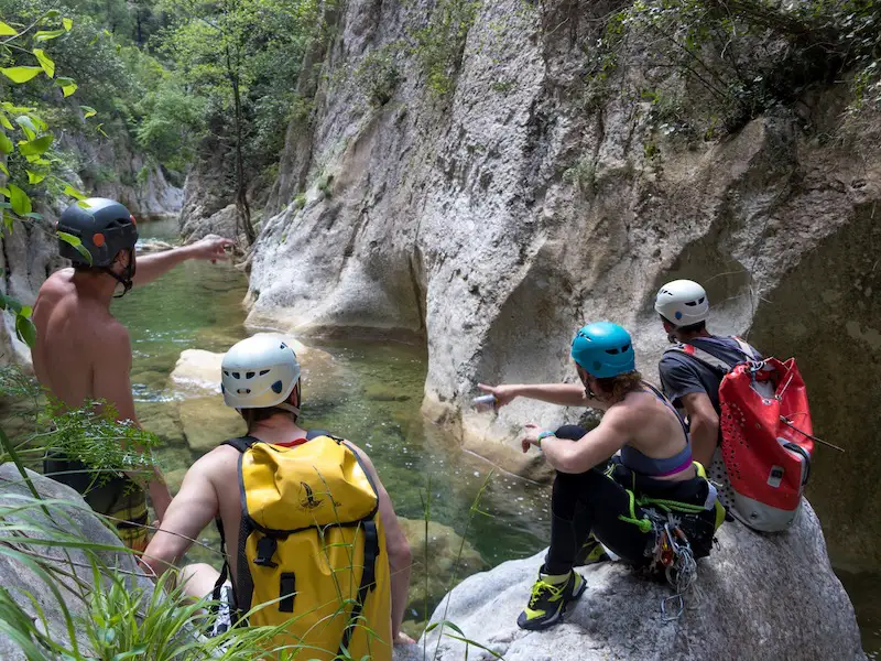 Groupe de participants progressant dans le canyon des gorges de Galamus près de Saint-Paul-de-Fenouillet dans les Pyrénées-Orientales