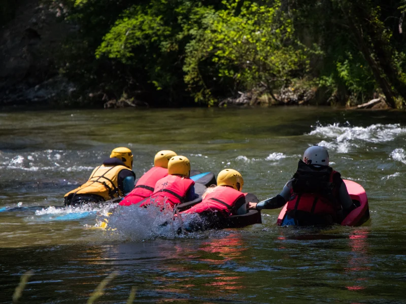 groupe pratiquant l’hydrospeed sur la rivière Aude lors d’une sortie de nage en eau vive dans les Pyrénées