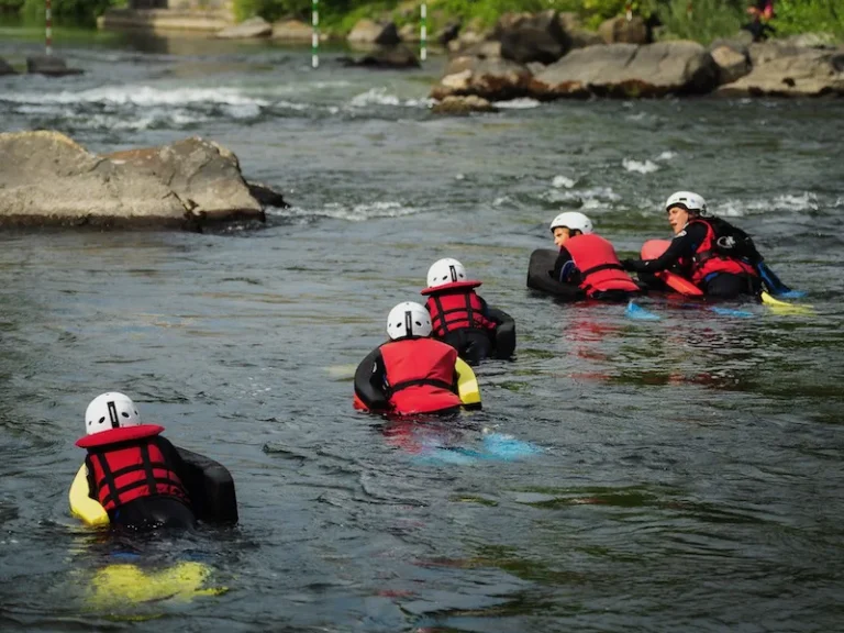 groupe de participants pratiquant l’hydrospeed sur la rivière Aude dans les Pyrénées près de Quillan